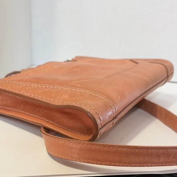 Elegant Tan Leather Shoulder Bag - Picture 6 of 7